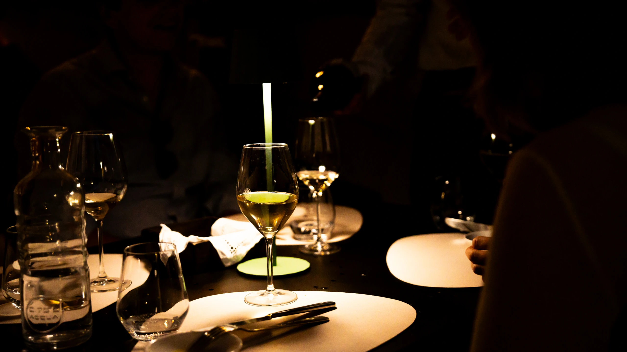 Sala con clienti al tavolo