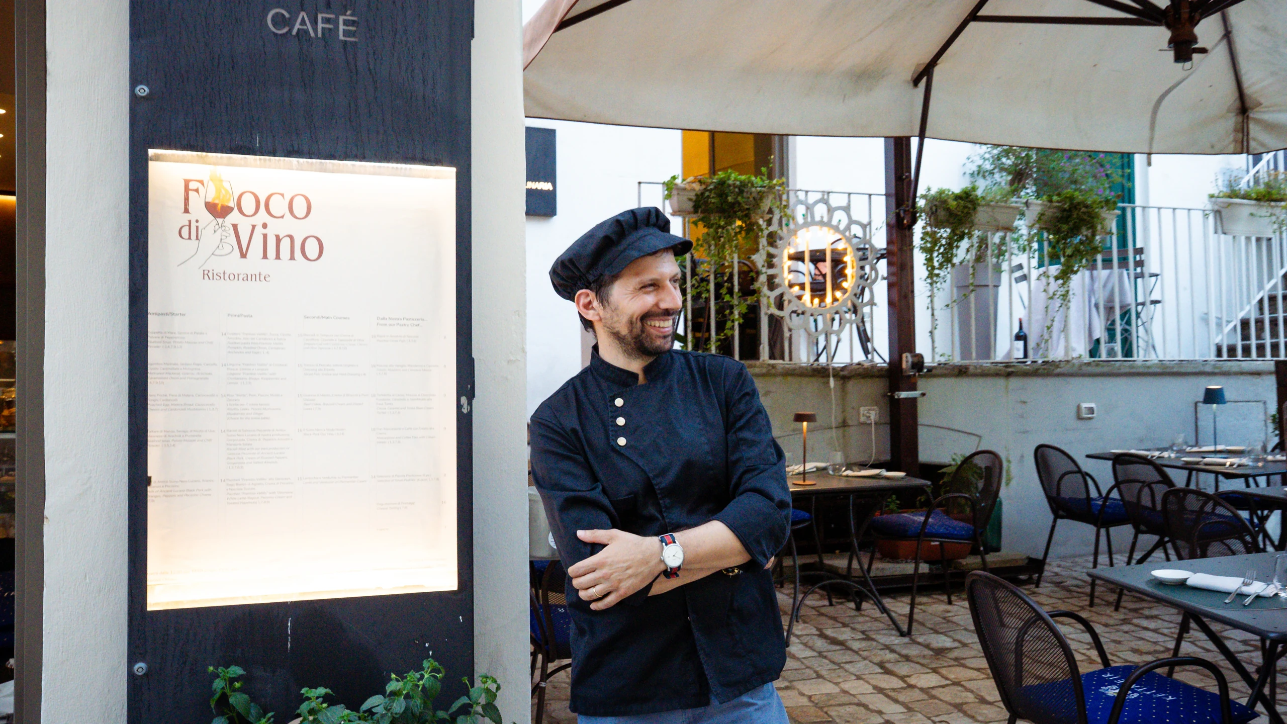 Lo chef al lavoro sulla creazione di un piatto